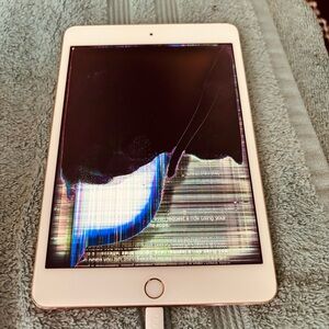 Apple iPad Mini Rose Gold, 4th Generation A1538 7.9"  64GB Wi-Fi Cracked Screen